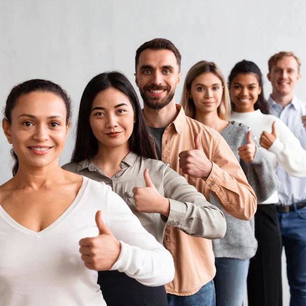 pessoas-sorridentes-fazendo-sinal-de-positivo-em-uma-sessao-de-terapia-de-grupo_23-2148752043 pessoas-sorridentes-fazendo-sinal-de-positivo-em-uma-sessao-de-terapia-de-grupo_23-2148752043